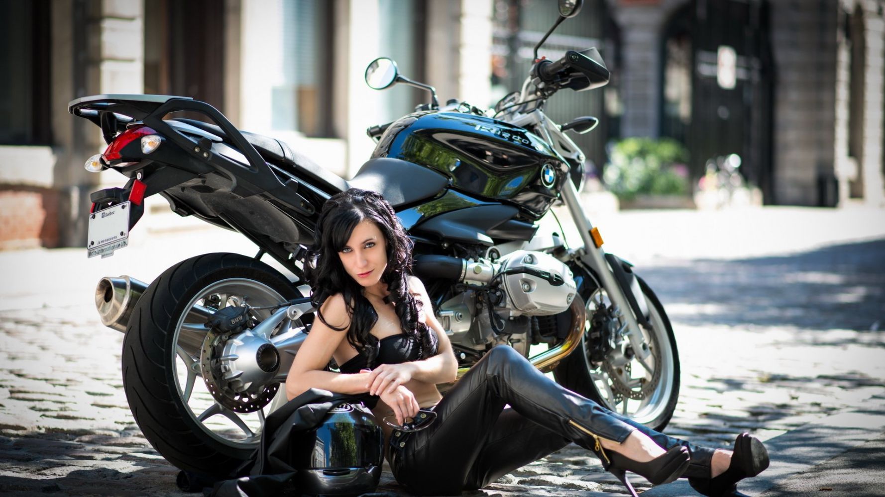 Fresh photos, fresh mood — European women on bikes online in Palembang