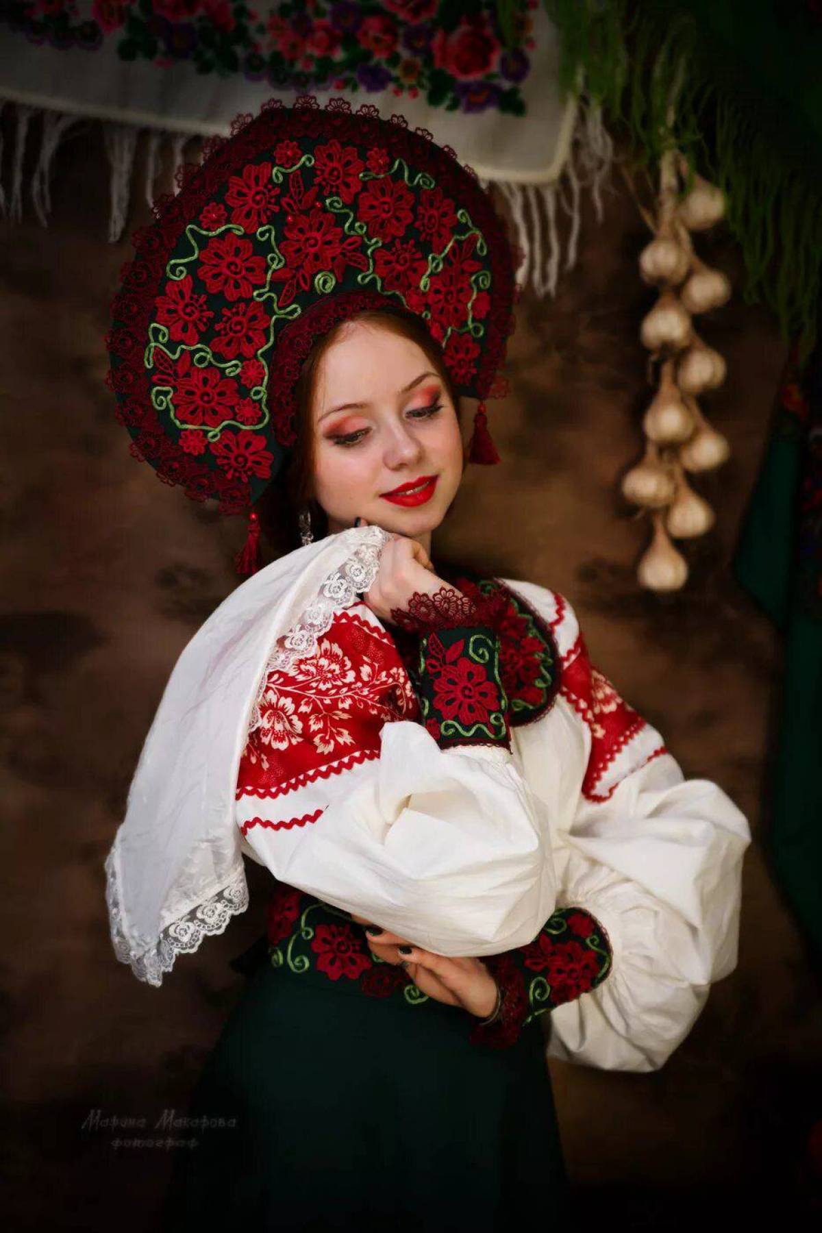 Take a pause and enjoy Women in Slavic costumes — streaming from Palembang